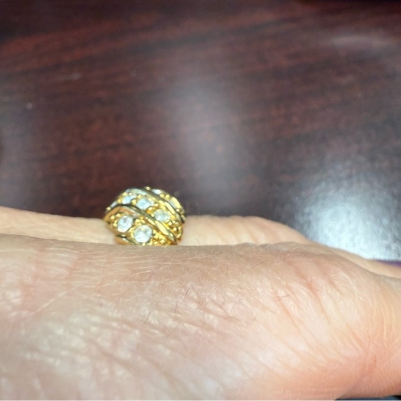 Avon “Hollywood Style” Goldtone Dome Ring with Crystal Accents size 9 NIB - Picture 6 of 7